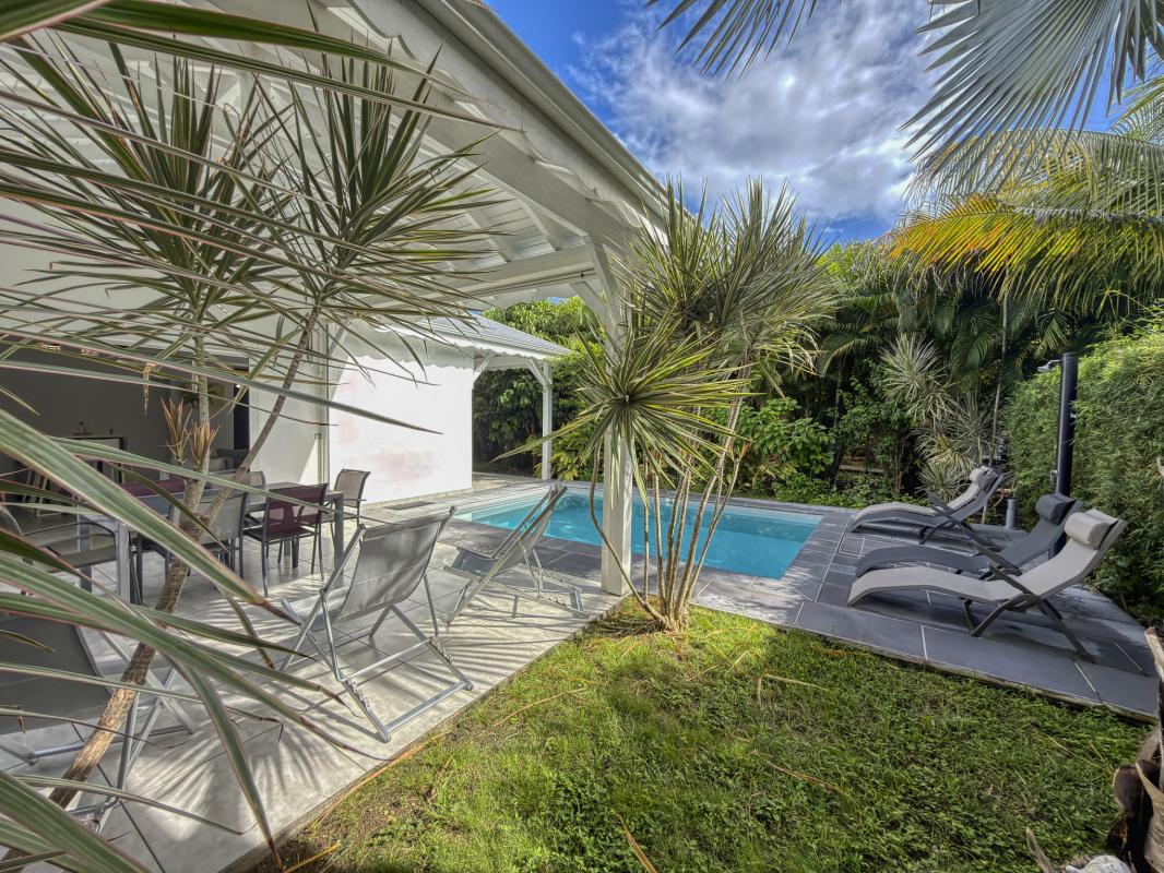 32.Location Villa piscine Saint François Guadeloupe_Terrasse piscine